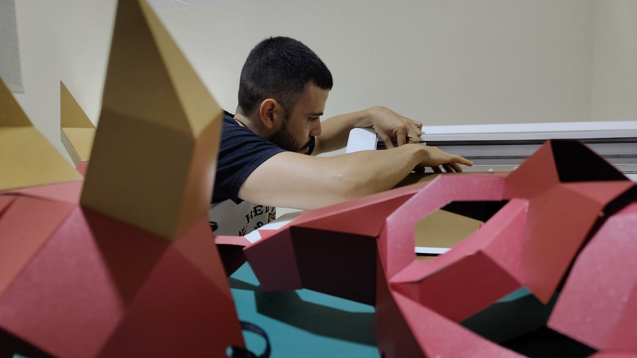 Con precisión matemática y técnica analógica, el diseñador caleño ensambla cartulinas y papeles para transformarlos en arte tridimensional.