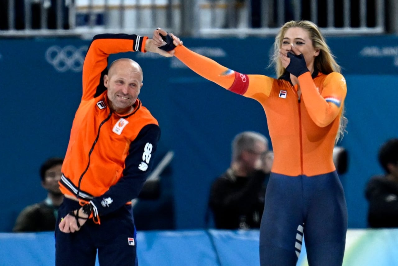 La holandesa Jutta Leerdam (derecha) celebra tras ganar el oro en los 1000 m de patinaje de velocidad femenino durante los Juegos Olímpicos de Invierno Milano Cortina 2026.