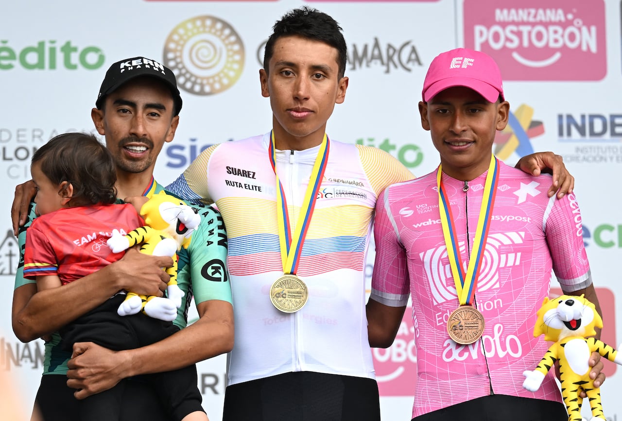 El ciclista colombiano Egan Bernal (centro) celebra junto a Iván Sosa (izquierda) y Juan Rodríguez tras ganar el Campeonato Nacional de Ciclismo de Ruta en Zipaquirá, Colombia, el 8 de febrero de 2026. (Foto de Raúl ARBOLEDA / AFP)