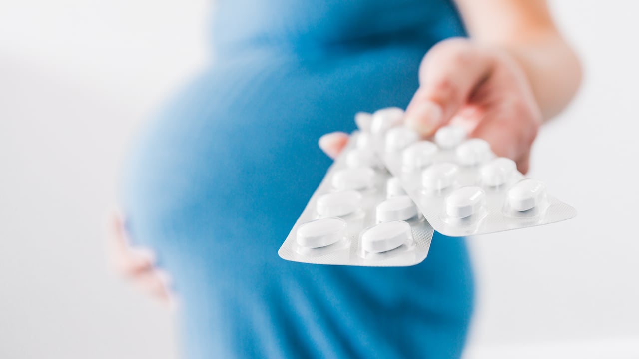 En Estados Unidos asocian el autismo con el consumo de acetaminofén durante el embarazo.