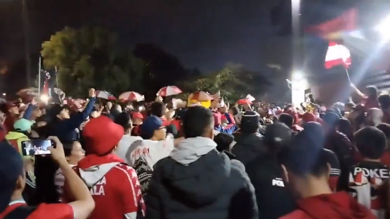 Recibimiento de los hinchas al América de Cali en Bogotá