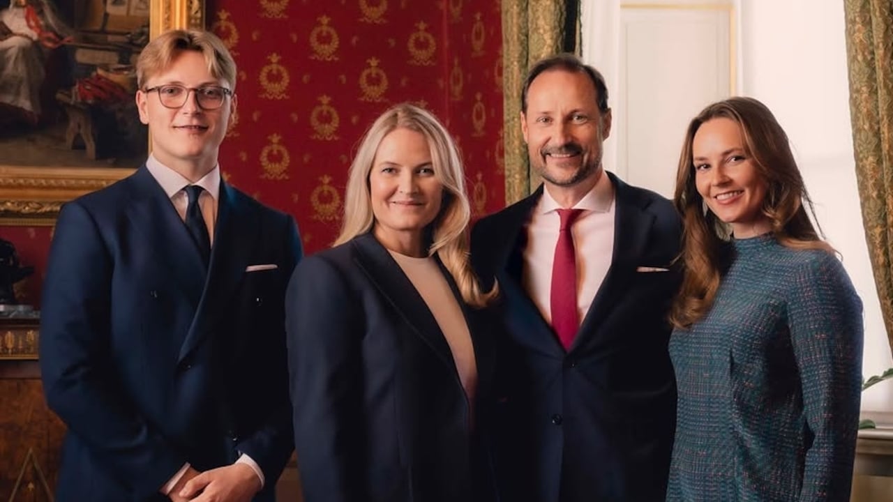 La nueva Casa Real de Noruega (desde la izquierda): el príncipe Sverre Magnus, la reina consorte Mette-Marit Tjessem Høiby, el rey Haakon VIII y la princesa heredera Ingrid Alexandra. El hijo de la reina, Marius Borg Høiby, no fue incluido en la foto oficial, puesto que no ostenta título real.