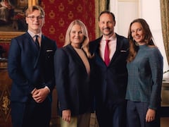La nueva Casa Real de Noruega (desde la izquierda): el príncipe Sverre Magnus, la reina consorte Mette-Marit Tjessem Høiby, el rey Haakon VIII y la princesa heredera Ingrid Alexandra. El hijo de la reina, Marius Borg Høiby, no fue incluido en la foto oficial, puesto que no ostenta título real.