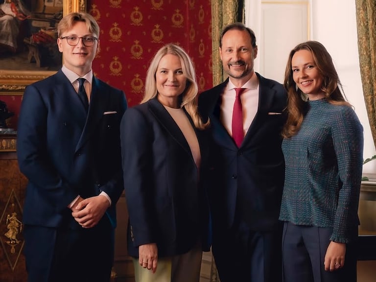 La nueva Casa Real de Noruega (desde la izquierda): el príncipe Sverre Magnus, la reina consorte Mette-Marit Tjessem Høiby, el rey Haakon VIII y la princesa heredera Ingrid Alexandra. El hijo de la reina, Marius Borg Høiby, no fue incluido en la foto oficial, puesto que no ostenta título real.