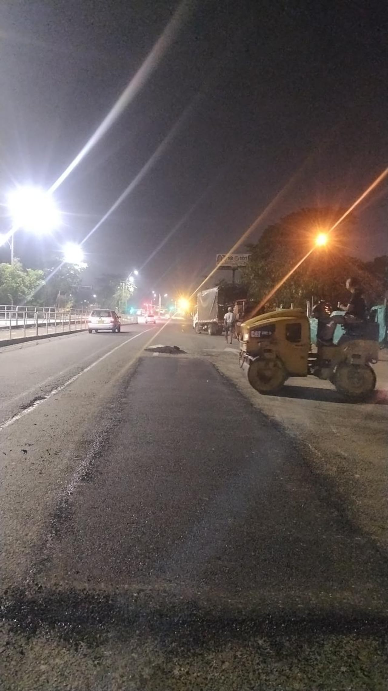 El punto de la calzada que había sido señalado por conductores y motociclistas fue reparado y actualmente permite una circulación más segura en este corredor de alto flujo vehicular.