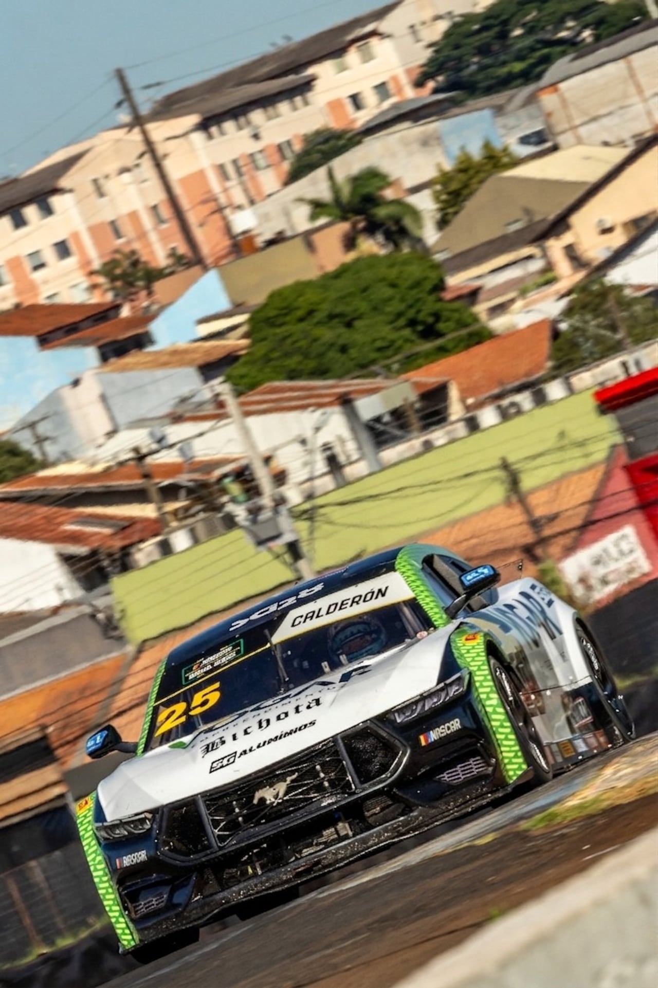 Tatiana Calderón a bordo de su coche en el Nascar Brasil.