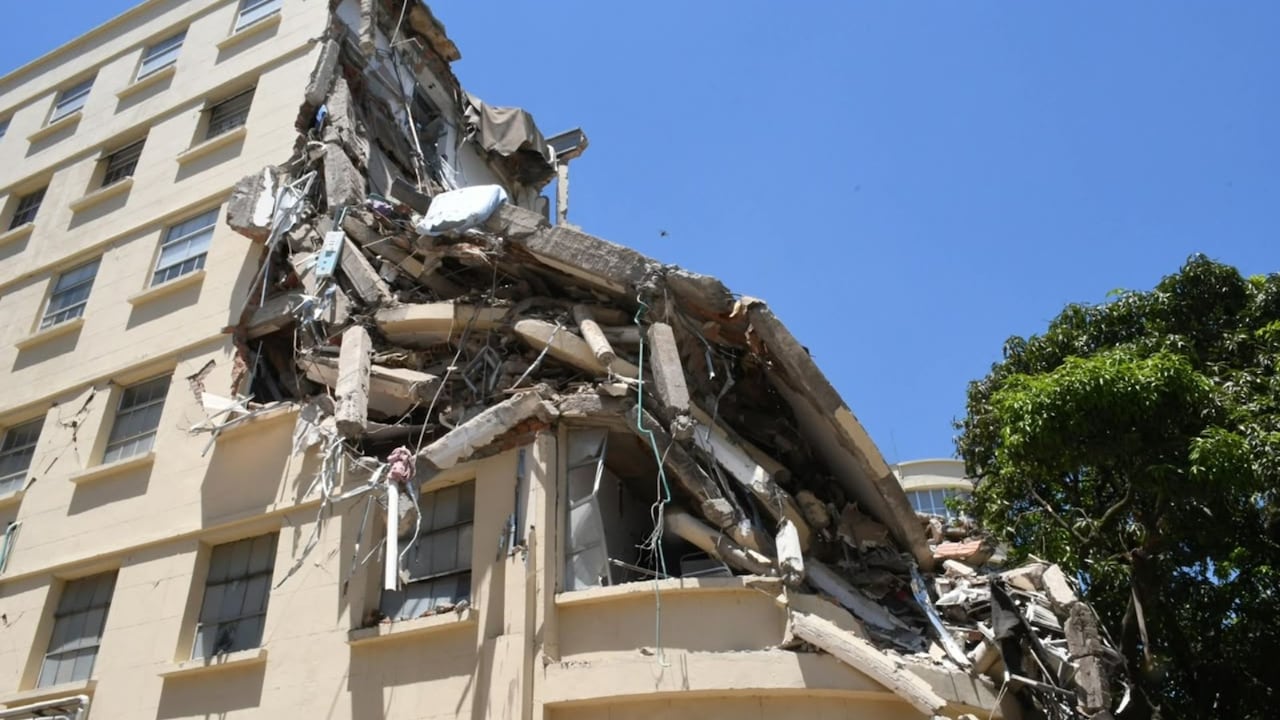 En hospitales no debería aceptarse el mismo nivel de daño que puede tolerarse en otras edificaciones: además de proteger vidas, estas estructuras deben mantenerse operativas después de un terremoto. En Cali, el Hospital Universitario del Valle fue uno de los más golpeados.