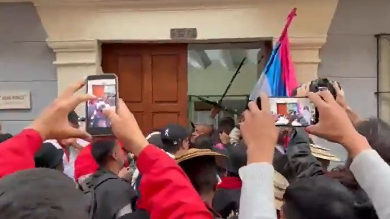 Una multitud de personas que hacían parte de la minga intentó ingresar a la Cancillería.