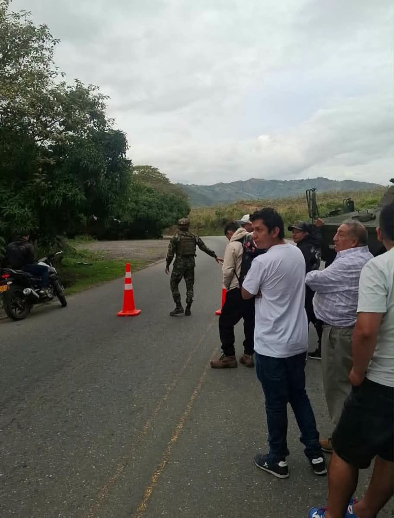 Alerta en la Panamericana: tropas de la Brigada 29 detectaron un área acondicionada con artefactos explosivos bajo una alcantarilla, entre Piedra Sentada y el peaje de El Bordo, en el sur del Cauca.