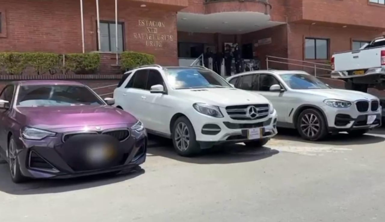 Las imágenes del procedimiento muestran los carros recuperados frente a una estación de Policía, donde fueron verificados antes de iniciar el proceso de devolución a sus propietarios.