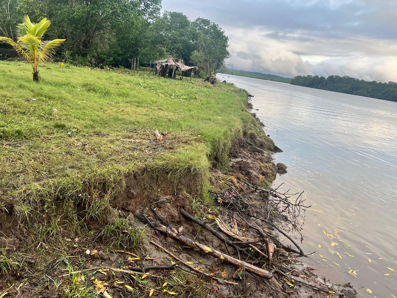 Habitantes de Cantil protestan por la negligencia de las autoridades ante erosión de la vereda.