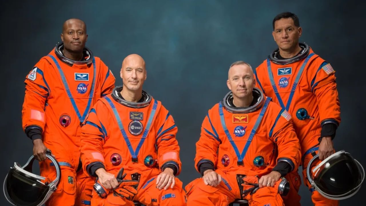 La tripulación de Artemis III posa para una foto oficial en sus trajes espaciales naranjas (de izquierda a derecha: Andre Douglas, Luca Parmitano, Randy Bresnik y Frank Rubio).