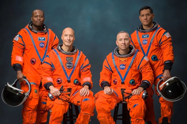 La tripulación de Artemis III posa para una foto oficial en sus trajes espaciales naranjas (de izquierda a derecha: Andre Douglas, Luca Parmitano, Randy Bresnik y Frank Rubio).