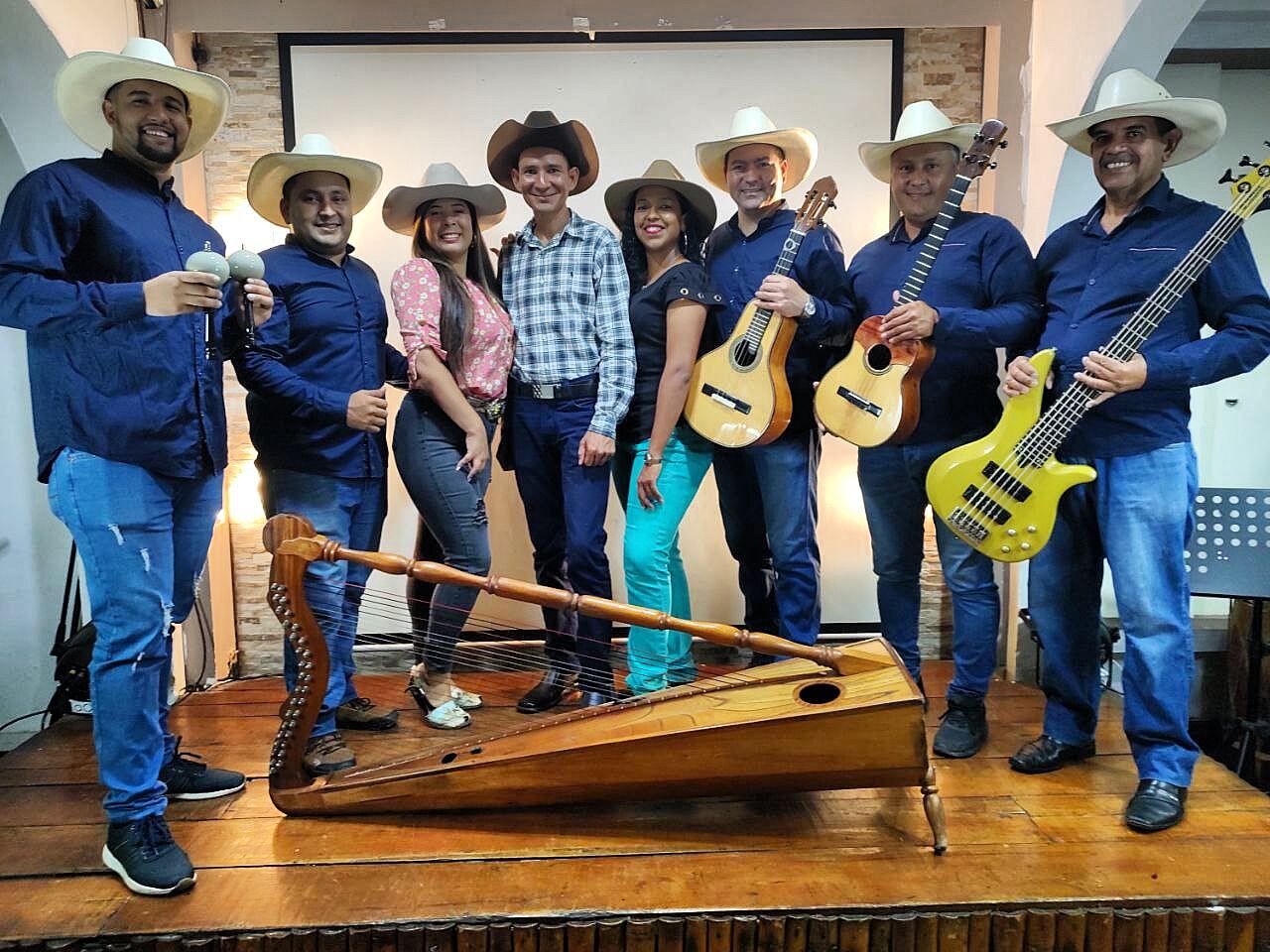 La agrupación Llano y Melodía fue ganadora en la categoría de Obra Inédita en el Festival Hatoviejo Cotrafa de música Andina y Llanera Colombiana en bello Antioquia, Medellín, hace dos años.