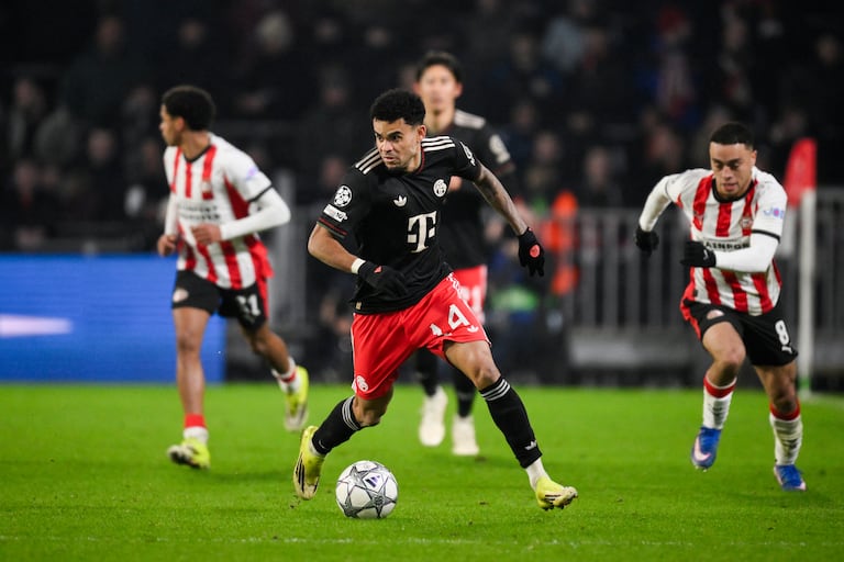 Luis Díaz volvió a ser figura del Bayern Múnich en su duelo ante el PSV.