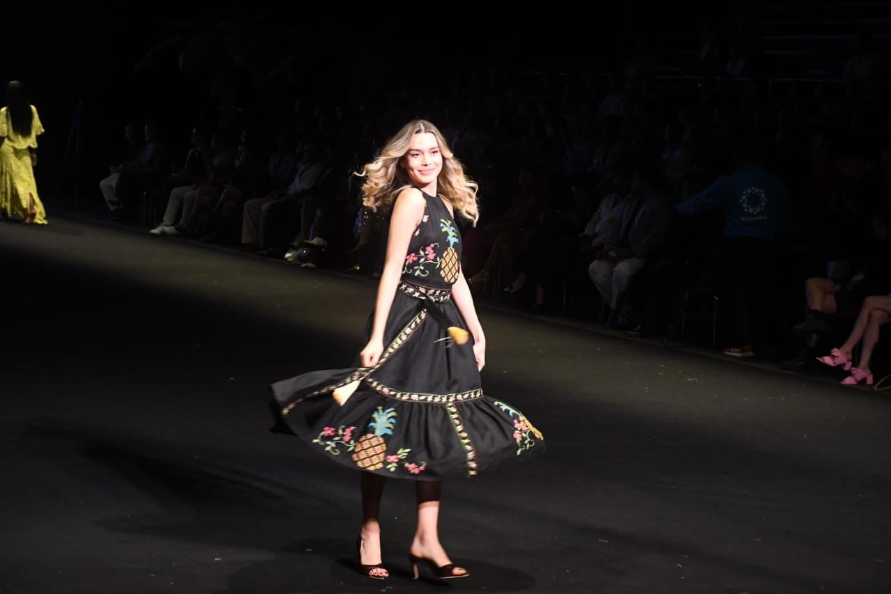 Alta Trama', la colección de @morademoda que conquistó la pasarela de @distritomodaoficial, fusionando la sofisticación contemporánea con el corazón del arte hecho a mano.