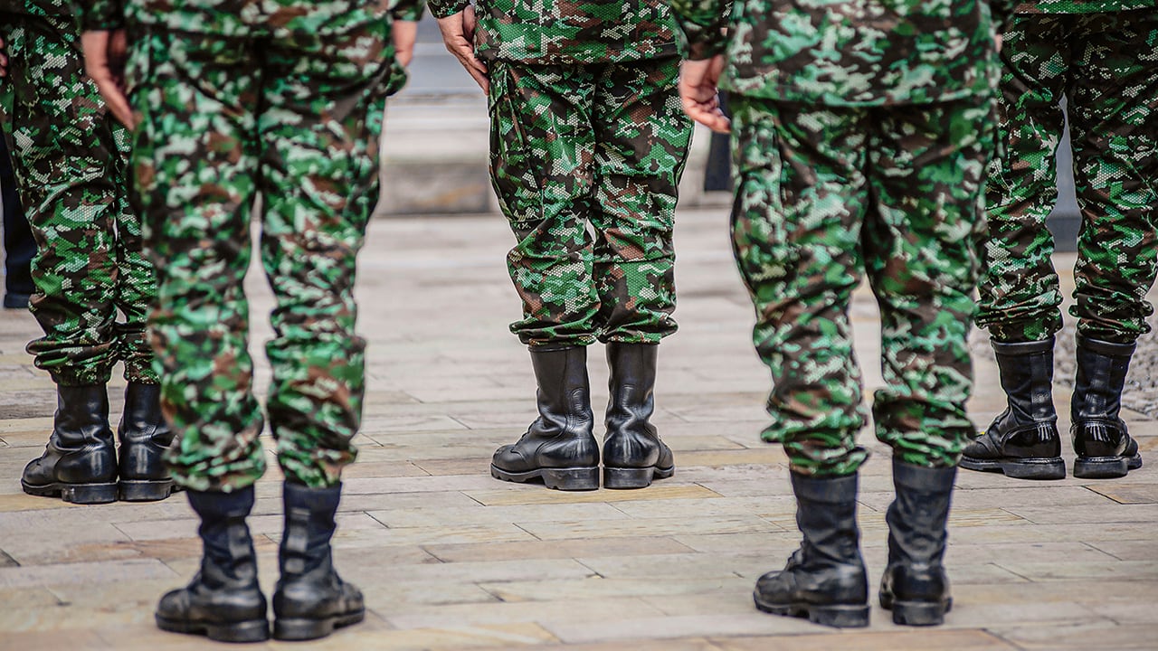 Un nuevo escándalo afronta el Ejército por cuenta de varios militares que habrían cambiado los fusiles por botellas de licor, discotecas y bochornosos escándalos en el Huila.