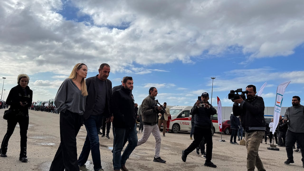 La actriz estadounidense Angelina Jolie (2.ª izq.) llega al cruce fronterizo egipcio de Rafah como parte de su visita a la Gobernación del Sinaí del Norte para inspeccionar la ayuda que entra en la Franja de Gaza palestina.