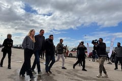 La actriz estadounidense Angelina Jolie (2.ª izq.) llega al cruce fronterizo egipcio de Rafah como parte de su visita a la Gobernación del Sinaí del Norte para inspeccionar la ayuda que entra en la Franja de Gaza palestina.