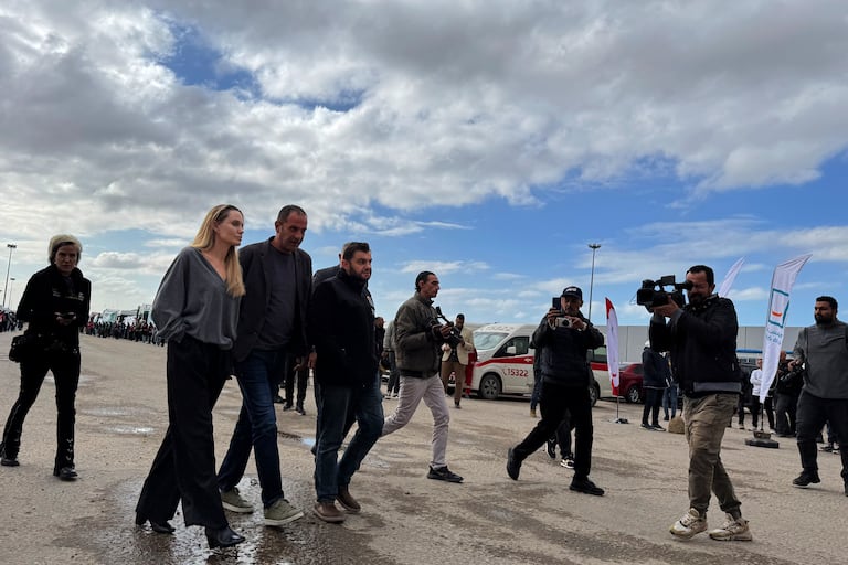 La actriz estadounidense Angelina Jolie (2.ª izq.) llega al cruce fronterizo egipcio de Rafah como parte de su visita a la Gobernación del Sinaí del Norte para inspeccionar la ayuda que entra en la Franja de Gaza palestina.