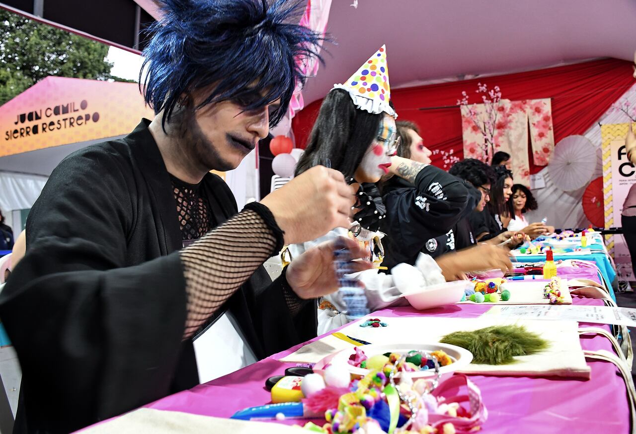 Cali: Una Feria Internacional del Libro muy concurrida, donde Japón como país invitado trajo la delegación más grande jamás vista en la Feria Internacional del Libro de Cali, con expertos en origami, ceremonia del té, manga, anime, kamishibai, artes marciales, meditación tradicional. Foto José L Guzmán. El País.