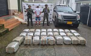 El conductor de esta camioneta fue capturado tras ser sorprendido movilizando 140 kilogramos de marihuana por el municipio de Balboa, Cauca.