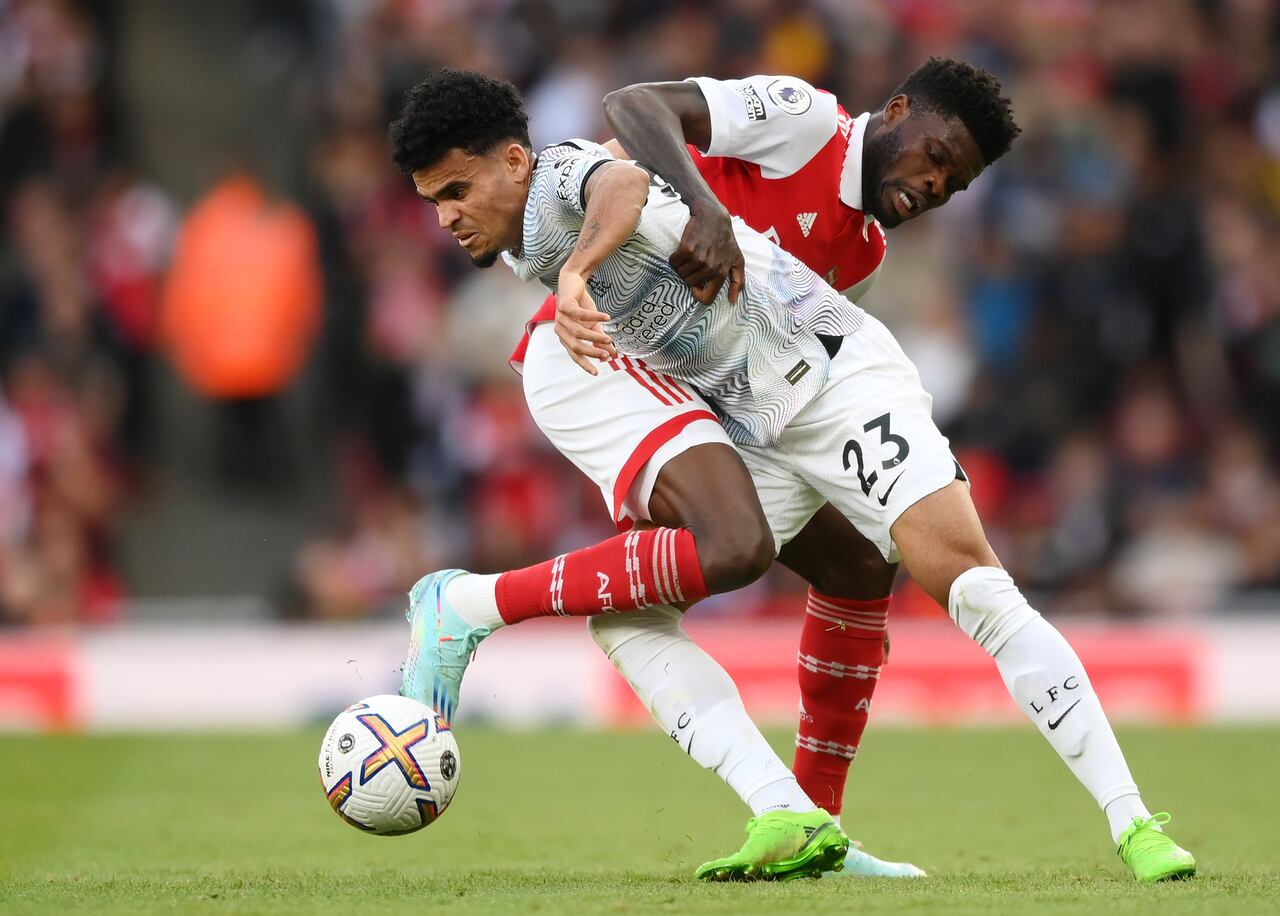 El duelo por la pelota entre Luis Díaz del Liverpool y Thomas Partey del Arsenal.