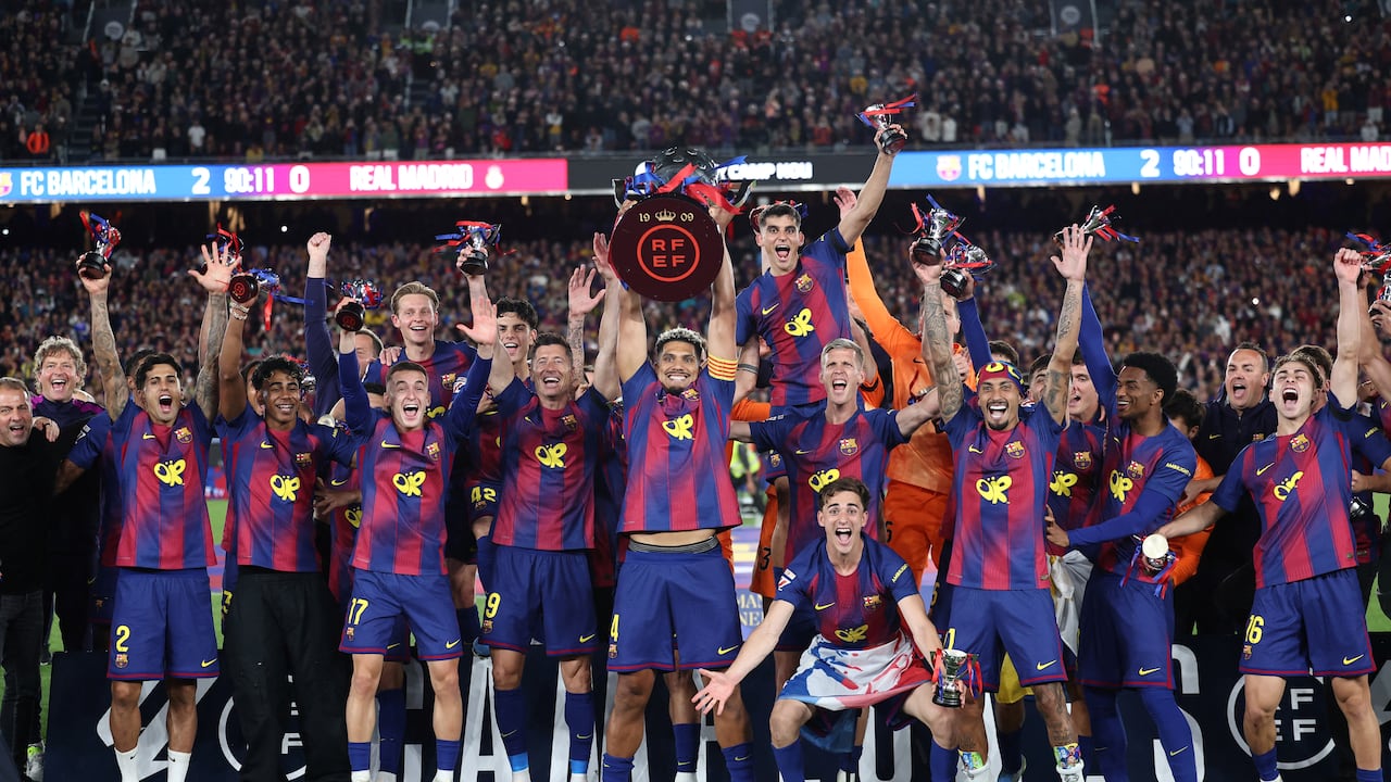 El equipo del Barcelona celebra la victoria en la Liga española 2025-2026 tras el partido de fútbol entre el FC Barcelona y el Real Madrid CF disputado en el Camp Nou de Barcelona el 10 de mayo de 2026. (Foto de Josep LAGO / AFP)