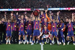 El equipo del Barcelona celebra la victoria en la Liga española 2025-2026 tras el partido de fútbol entre el FC Barcelona y el Real Madrid CF disputado en el Camp Nou de Barcelona el 10 de mayo de 2026. (Foto de Josep LAGO / AFP)