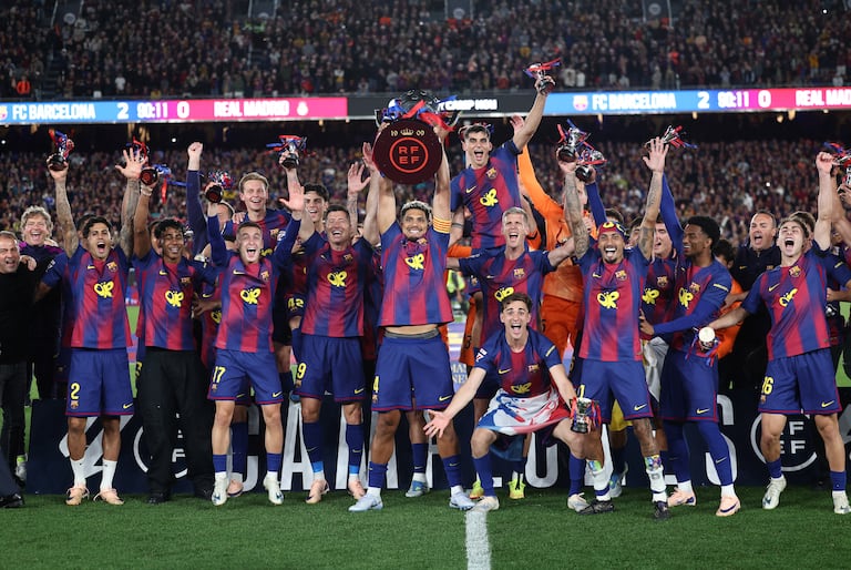 El equipo del Barcelona celebra la victoria en la Liga española 2025-2026 tras el partido de fútbol entre el FC Barcelona y el Real Madrid CF disputado en el Camp Nou de Barcelona el 10 de mayo de 2026. (Foto de Josep LAGO / AFP)