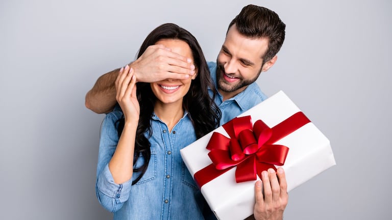 Regalar un dispositivo tecnológico suele percibirse como un gesto práctico.