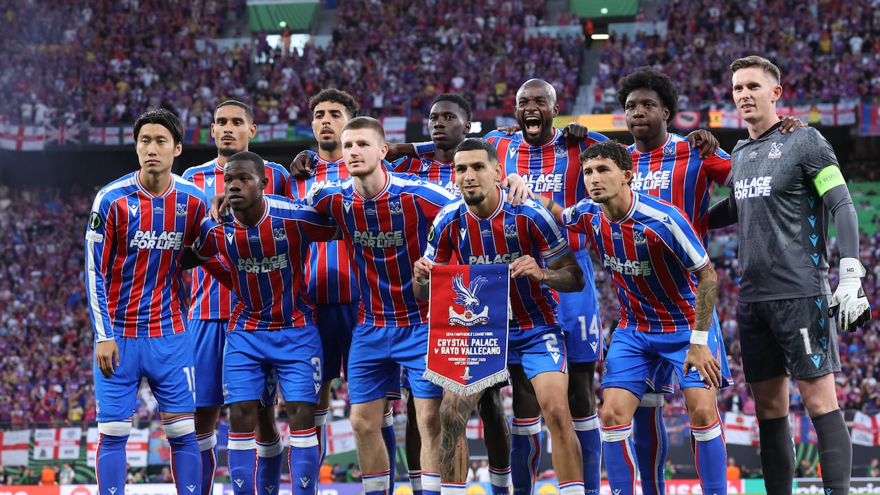 El Crystal Palace FC posa para una foto de equipo antes del inicio de la final de la Liga de Conferencia de la UEFA entre el Crystal Palace FC y el Rayo Vallecano de Madrid en Leipzig, Alemania, el 27 de mayo de 2026. (Foto de Ronny HARTMANN / AFP)