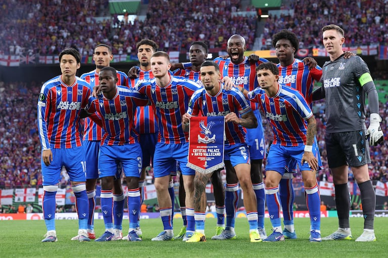 El Crystal Palace FC posa para una foto de equipo antes del inicio de la final de la Liga de Conferencia de la UEFA entre el Crystal Palace FC y el Rayo Vallecano de Madrid en Leipzig, Alemania, el 27 de mayo de 2026. (Foto de Ronny HARTMANN / AFP)