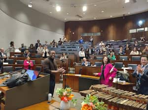 Mauricio Castillo Rivas, Mauro Castillo, de 45 años, es intérprete de canciones como Y Viene y se Va, Algo-Ritmo, Inteligencia Artificial y Me Va Mejor. Aquí, en la Universidad de Princeton, como invitado a la Conferencia Latinoamericana.