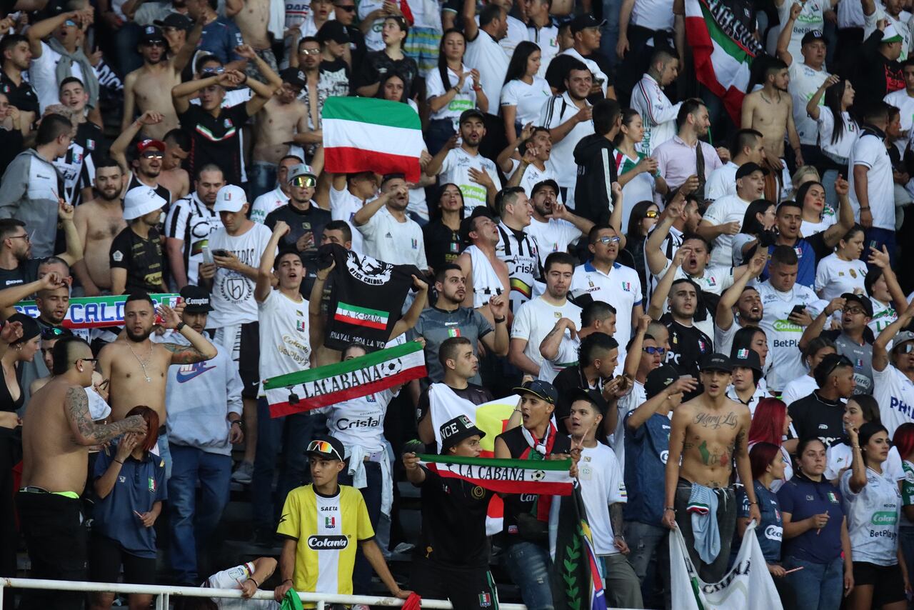 Hinchada de Once Caldas.