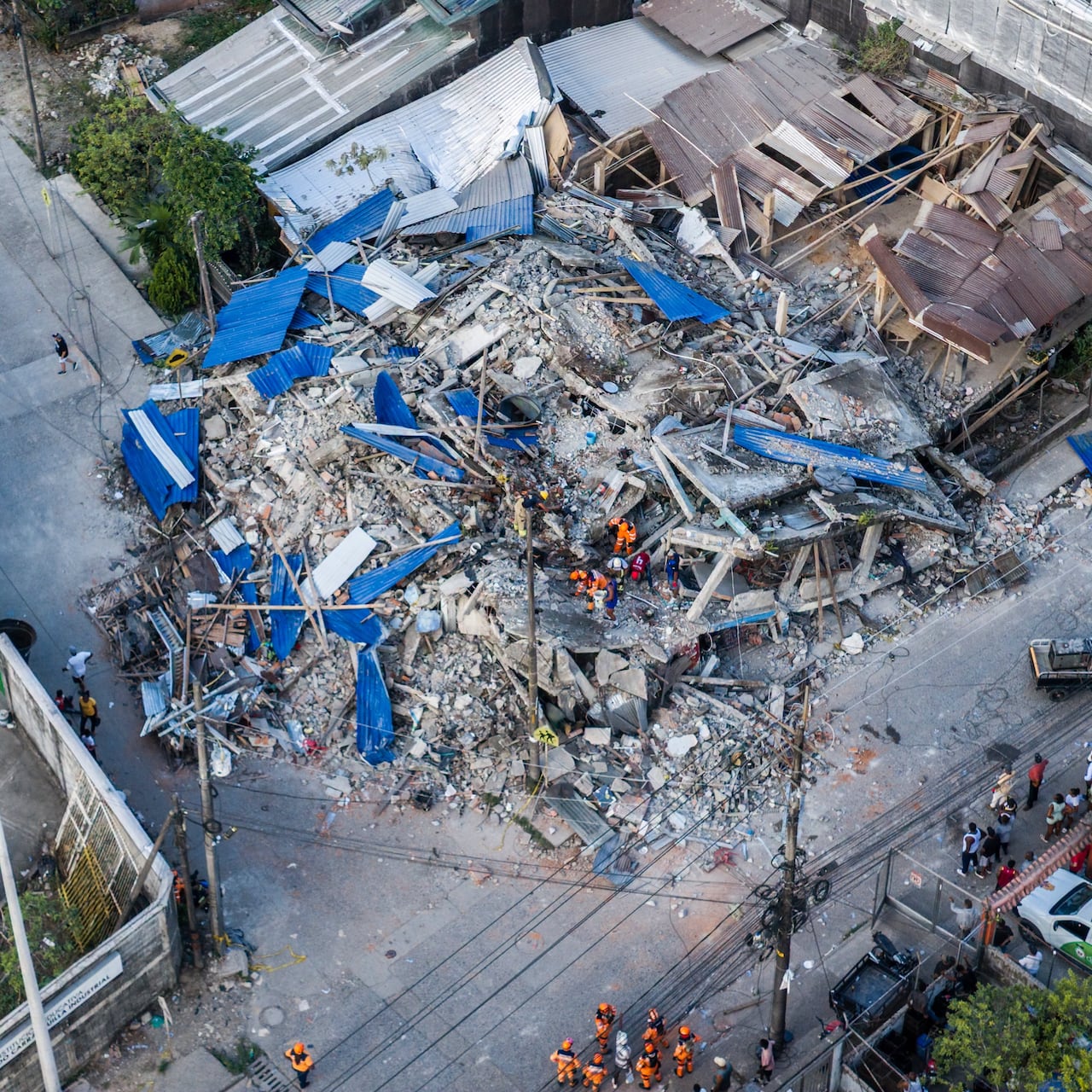 Las ondas sísmicas viajan desde el interior de la Tierra hasta la superficie, donde las características del suelo y las construcciones pueden influir en la intensidad de los daños.