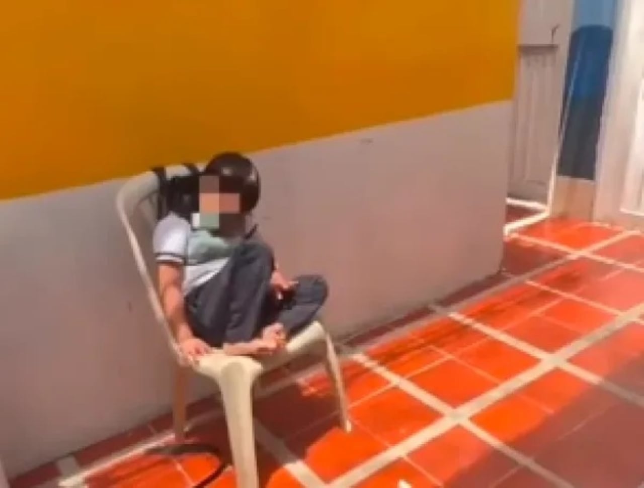 Captura del video grabado por la psicóloga Katerine Trujillo, donde un niño de cinco años aparece atado a una silla en un centro infantil de Cali.
