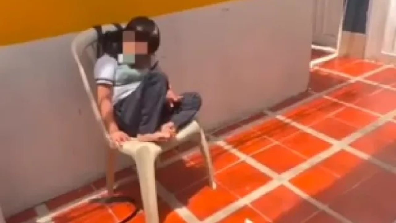 Captura del video grabado por la psicóloga Katerine Trujillo, donde un niño de cinco años aparece atado a una silla en un centro infantil de Cali.