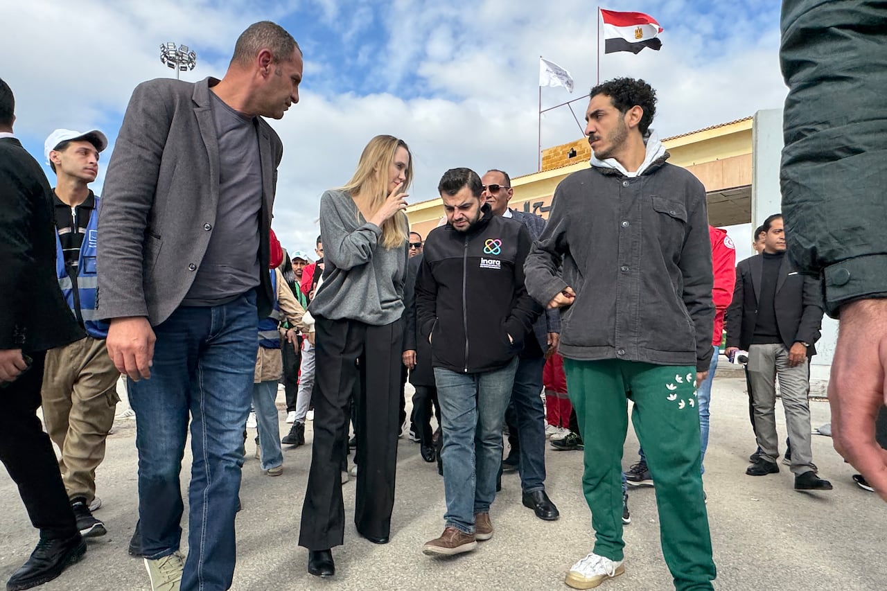 La actriz estadounidense Angelina Jolie llega al cruce fronterizo egipcio de Rafah como parte de su visita a la Gobernación del Sinaí del Norte para inspeccionar la ayuda que entra en la Franja de Gaza palestina, el 2 de enero de 2026.