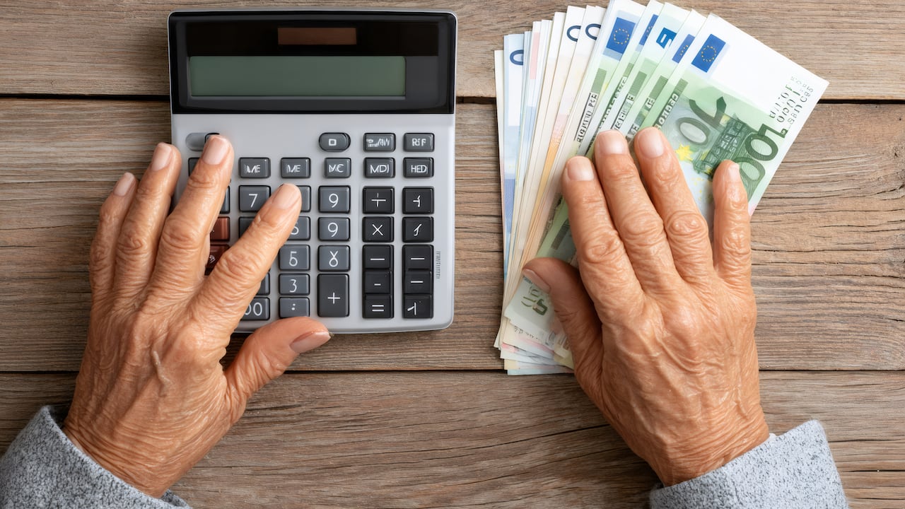 En Colombia, las personas que se acercan a la edad de jubilación tienen la posibilidad de trasladarse entre los regímenes pensionales público y privado, pero este proceso no se realiza de manera directa. Para quienes consideran cambiar de régimen, existe un mecanismo obligatorio llamado doble asesoría, que permite tomar decisiones informadas sobre el futuro pensional.