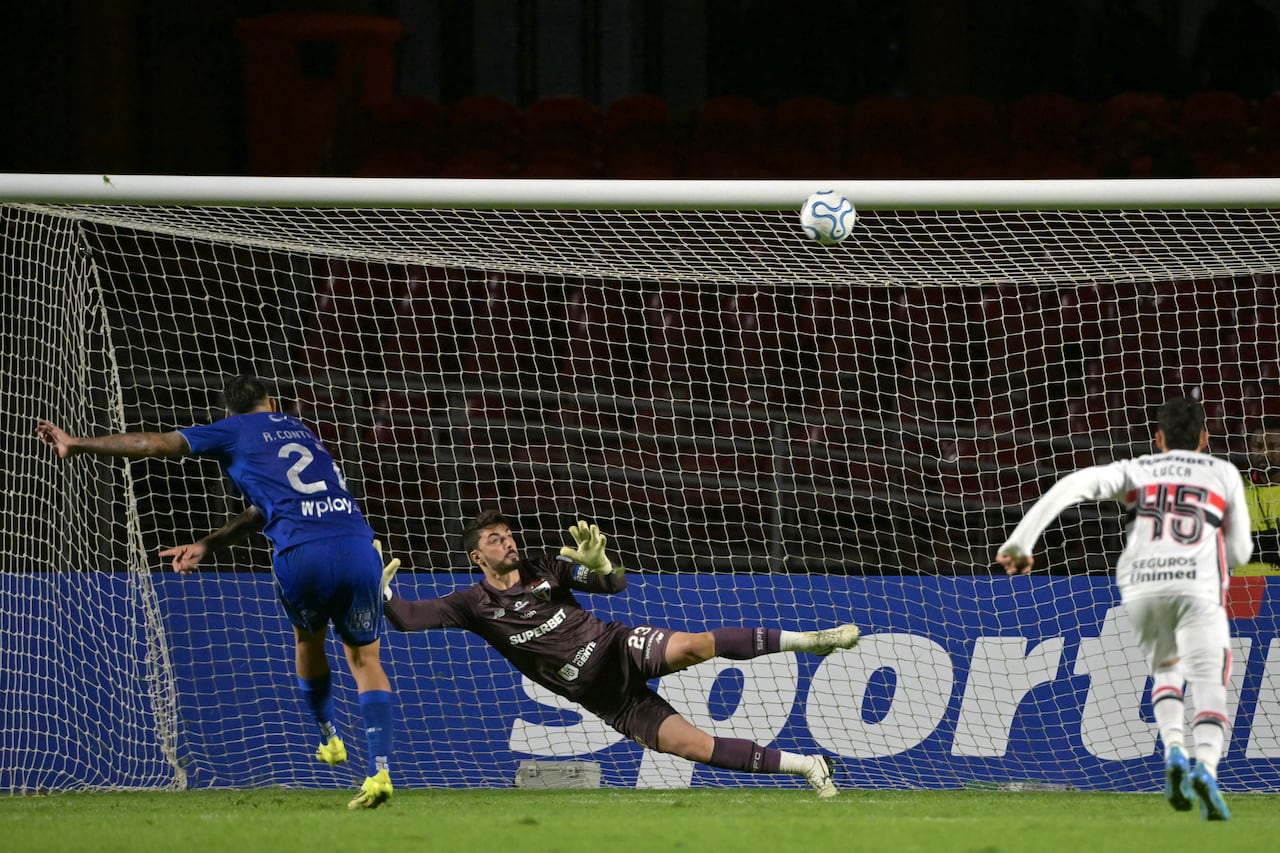 El delantero argentino #27 de Millonarios, Rodrigo Contreras, falla un tiro penal contra el portero #23 de Sao Paulo, Rafael, durante el partido de fútbol de la fase de grupos de la Copa Sudamericana entre Sao Paulo de Brasil y Millonarios de Colombia en el estadio Morumbi en Sao Paulo, Brasil, el 19 de mayo de 2026. (Foto de NELSON ALMEIDA / AFP)