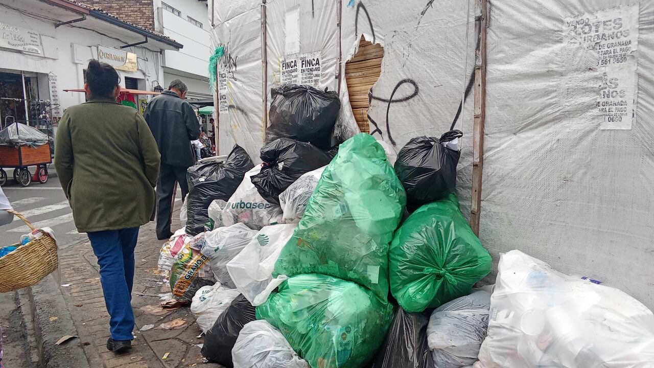 Este es panorama que se registra en diferentes puntos de Popayán, luego que la empresa Urbaser, encargada de la recolección de los residuos, optara por suspenderlo por la protesta que ahora se registra en la vía de acceso al sitio de disposición final.