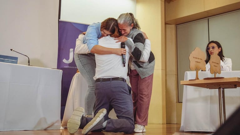 Familia de víctima de ejecuciones extrajudiciales abrazó a uno de los responsables en un encuentro de la JEP en Medellín.