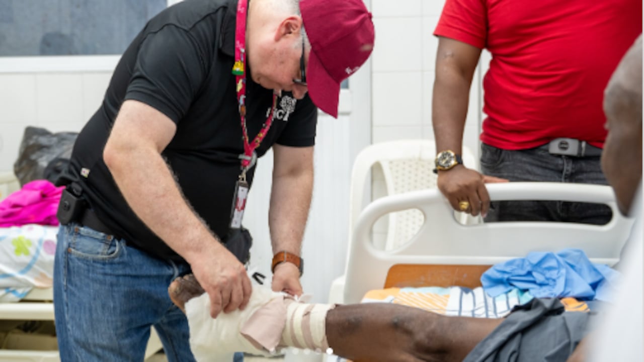 Profesionales de diferentes áreas médicas pertenecientes al HIC llegan al Buenaventura para ayudar a los heridos que dejó el terremoto.