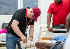 Profesionales de diferentes áreas médicas pertenecientes al HIC llegan al Buenaventura para ayudar a los heridos que dejó el terremoto.