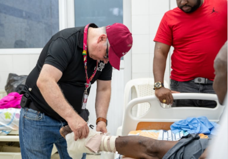 Profesionales de diferentes áreas médicas pertenecientes al HIC llegan al Buenaventura para ayudar a los heridos que dejó el terremoto.