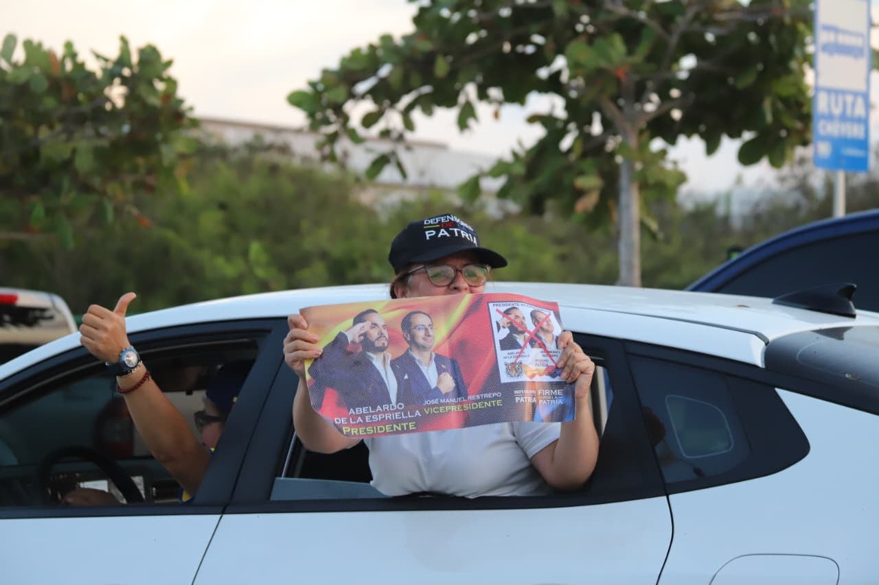 Simpatizantes del candidato Abelardo de la Espriella celebran en Barranquilla.