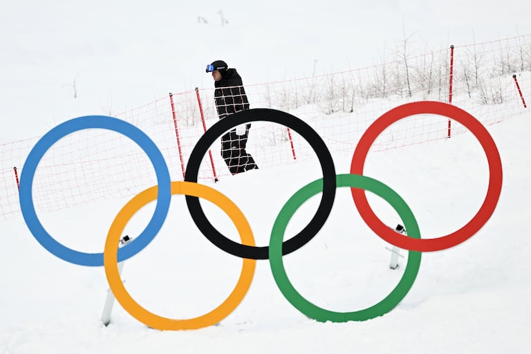 Una imagen muestra los anillos olímpicos en la zona de meta de la pista antes del segundo entrenamiento oficial para el evento de descenso femenino en el Centro de Esquí Alpino de Tofane durante los Juegos Olímpicos de Invierno Milano Cortina 2026 en Cortina d'Ampezzo el 6 de febrero de 2026. (Foto de Tiziana FABI / AFP)