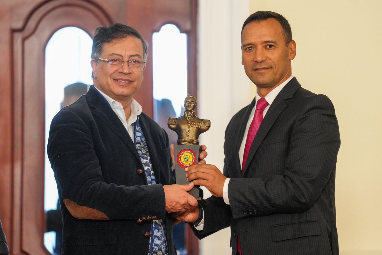 Presidente Gustavo Petro recibiendo la Estatuilla de José María Córdova de parte del ministro Pedro Sánchez, en medio de la celebración del Segundo Encuentro de Direccionamiento Estratégico del Sector Defensa.