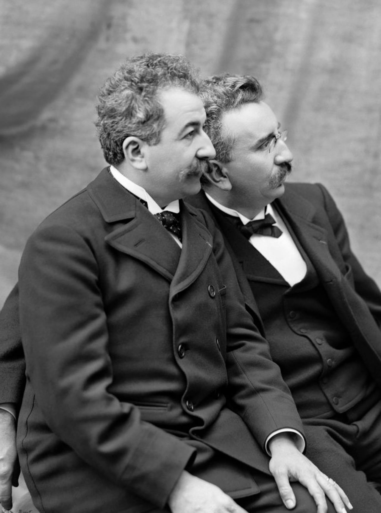 Louis y Auguste Lumière, industriales y pioneros de la imagen en movimiento, sentaron las bases del cine como espectáculo colectivo.